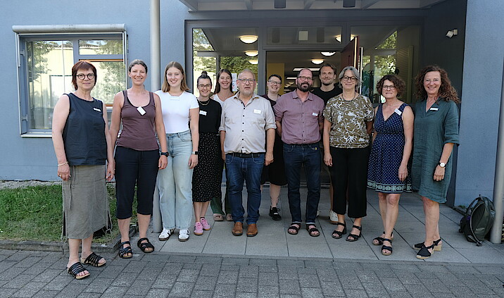 Die 12 Organisatoren der Veranstaltung des Gemeindepsychiatrischen Verbundes stehen zusammen vor einem Gebäude.