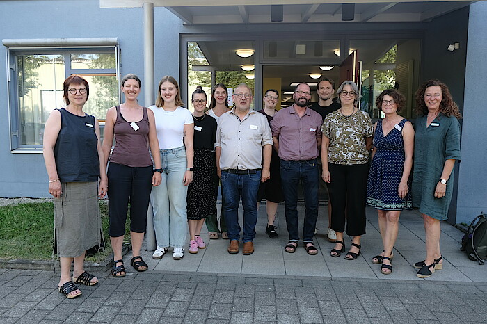 Die 12 Organisatoren der Veranstaltung des Gemeindepsychiatrischen Verbundes stehen zusammen vor einem Gebäude.