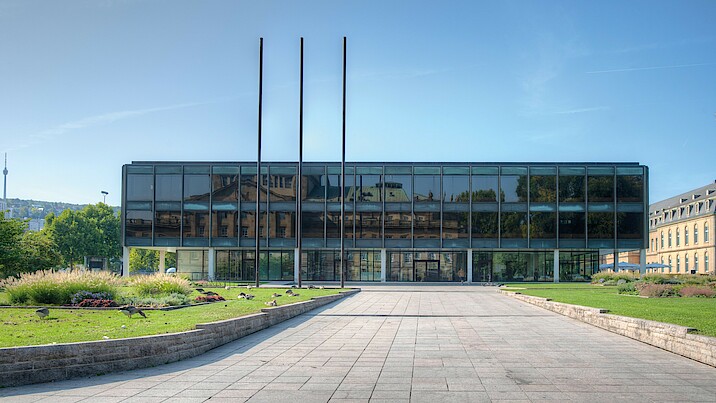 Das Bild zeigt das kastige Landtagsgebäude mit seinen großen Fensterfronten von außen bei blauem Himmel