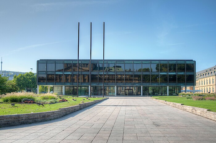 Das Bild zeigt das kastige Landtagsgebäude mit seinen großen Fensterfronten von außen bei blauem Himmel