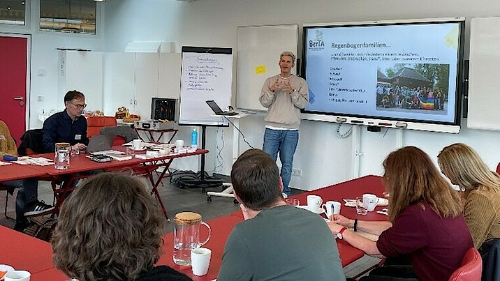 Bild zeigt eine Szene aus dem Fachtag in einem Schulungsraum