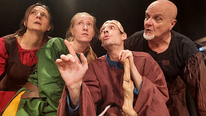 Schauspielende mit erstaunten Gesichtsausdrücken