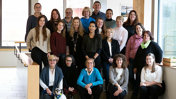Gruppenbild der Absolventinnen und Absolventen des Kurses.