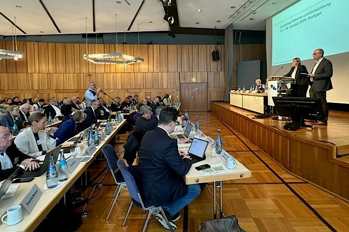 Die Delegierten sitzen in einem Saal in der Liederhalle, auf der Bühne sitzen einige Personen,