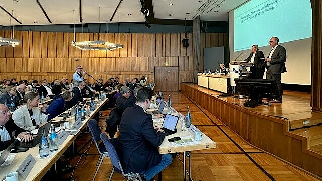 Die Delegierten sitzen in einem Saal in der Liederhalle, auf der Bühne sitzen einige Personen,