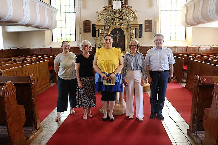 Die Delegation der Diakonie steht mit den slowenischen Partnern in einer Kirche in Slowenien