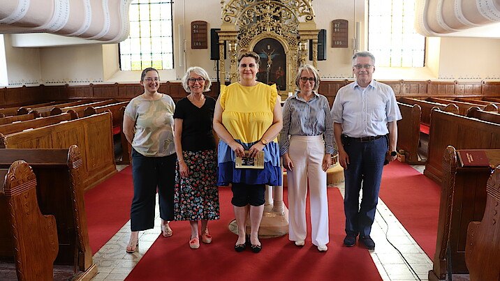 Die Delegation der Diakonie steht mit den slowenischen Partnern in einer Kirche in Slowenien