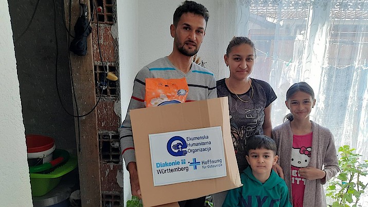Eine Roma-Familie erhält das Nothilfepaket von EHO