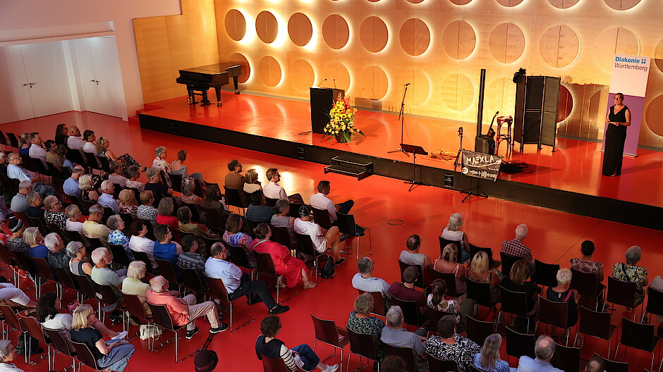 Blick von oben auf das Publikum im Saal.