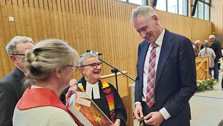 Lars Kehling (re.) wurde am Freitag, 13.09. als neuer Vorstand Mariabergs eingesetzt. Diakonin Renate Nottbrock (li.) und Pfarrerin Bärbel Danner (Mitte) übergaben ihm dazu ein Kunstwerk aus den Mariaberger Ateliers.