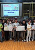 Bild zeigt alle Gewinner des Jahres 2025 mit ihren Schecks