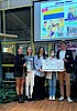 Bild zeigt das Gewinnerteam bei der Scheckübergabe