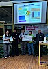 Bild zeigt das Gewinnerteam bei der Scheckübergabe