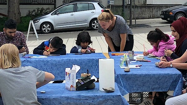 „Steine der Gerechtigkeit“- Aktionstag zum internationalen Tag der Gerechtigkeit auf dem Löwenplatz in Leutenbach.