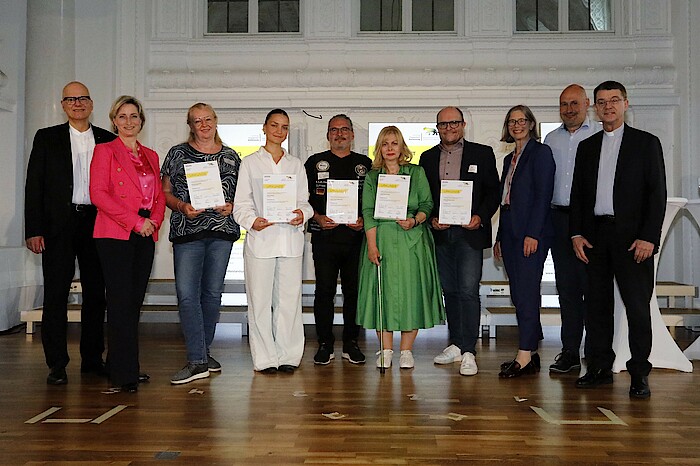 Bild zeigt ein Gruppenfoto von den Gewinnern mit ihren Urkunden