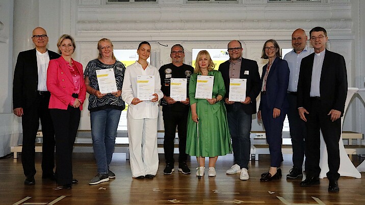 Bild zeigt ein Gruppenfoto von den Gewinnern mit ihren Urkunden