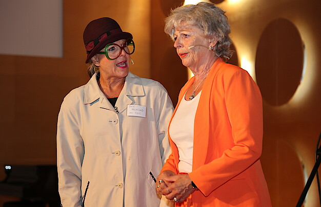 Käthe Kächele und Sabine Schief stehen zusammen auf der Bühne.