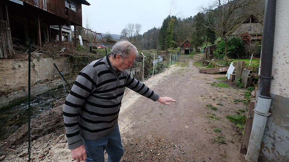 Werner Diggelmann zeigt, bis wohin das Hochwasser vor einem Jahr gestiegen ist 