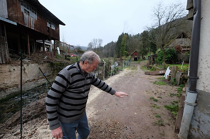 Werner Diggelmann zeigt, bis wohin das Hochwasser vor einem Jahr gestiegen ist 