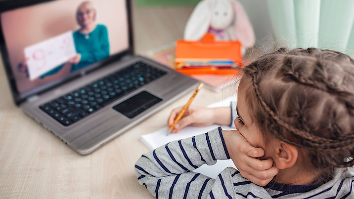 Home Schooling: Grundschulkind sitzt vor PC
