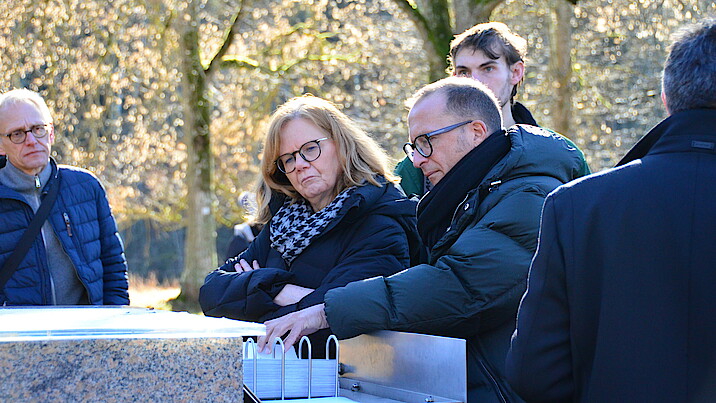 Dietmar Prexl und Heike Gennat lesen eine Schrift in der Gedenkstätte Grafeneck.