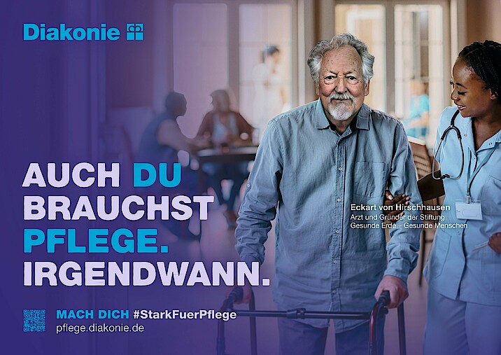 von Hirschhausen steht künstlich gealtert mit einem Rollator und einer Pflegefachkraft da.