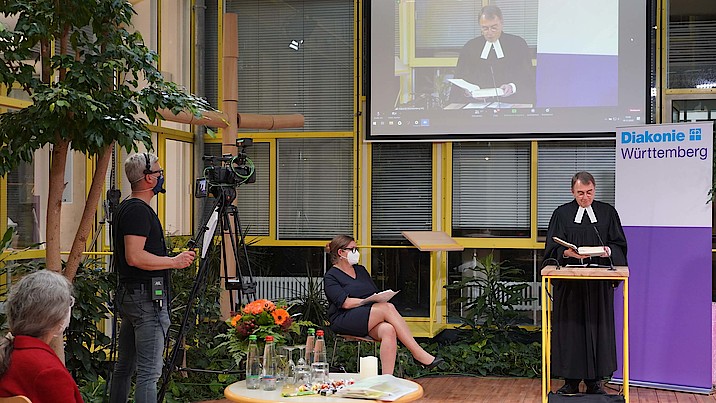 Predigt von Oberkirchenrat Dieter Kaufmann zum Abschiedsgottesdienst: Frau Kaufmann, Kameramann, Moderatorin Geli Hensolt, Oberkirchenrat Dieter Kaufmann (v.l.n.r.).