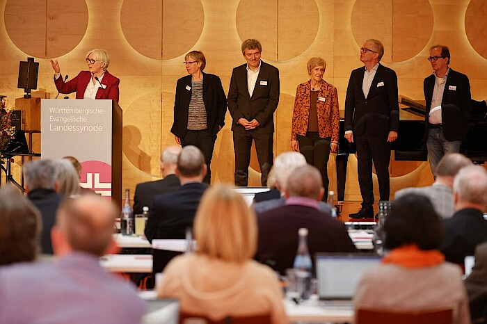 Urak-Mitglieder stehen auf der Bühne im Hospitalhof 