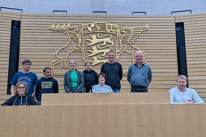 Die Gruppe steht am Platz der Landtagspräsidentin im Plenarsaal.