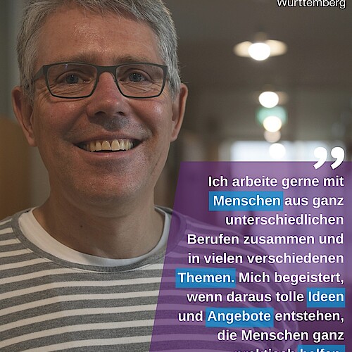 Er behält den Überblick🧐: Pfarrer Martin Schwarz leitet die Abteilung Theologie und Bildung, die ein breites Angebot an...